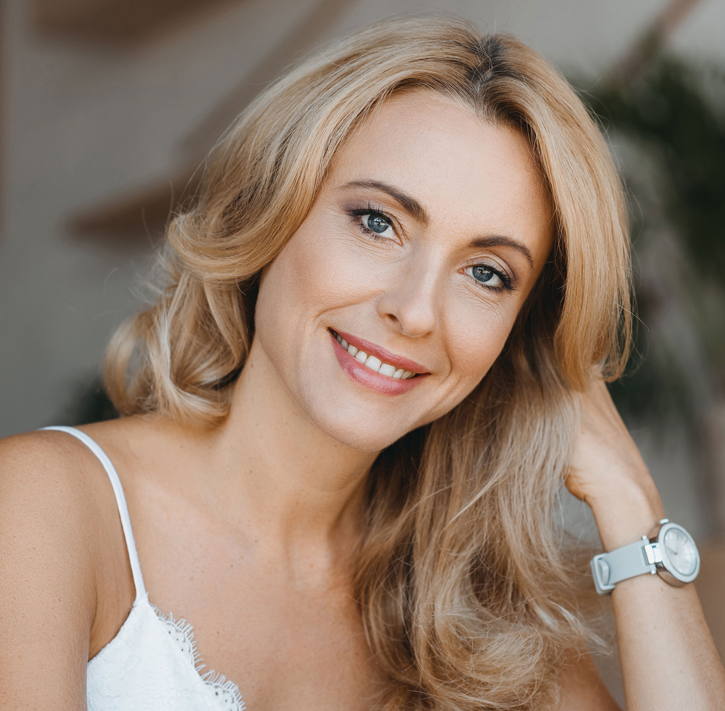 woman satisfied after a cataract removal surgery Los Angeles - Soroudi Advanced